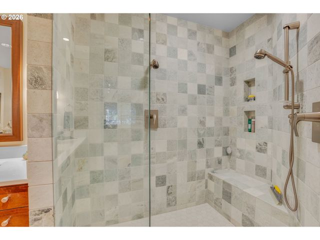 5615 Se SCENIC Ln 201, Vancouver, WA 98661