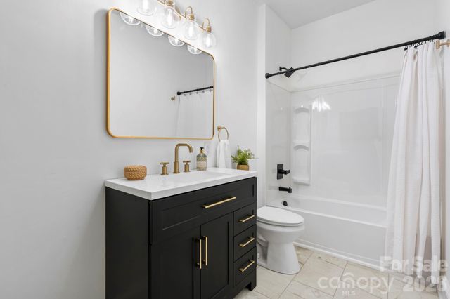 1590 S Center Street, Hickory, NC 28602