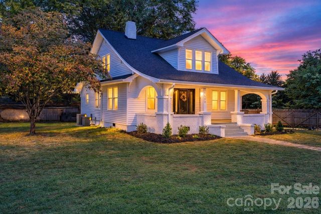 1590 S Center Street, Hickory, NC 28602