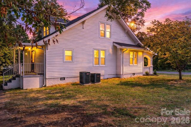 1590 S Center Street, Hickory, NC 28602