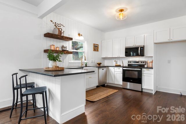 1590 S Center Street, Hickory, NC 28602