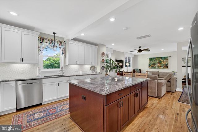 805 N QUAKER LN, Alexandria, VA 22302