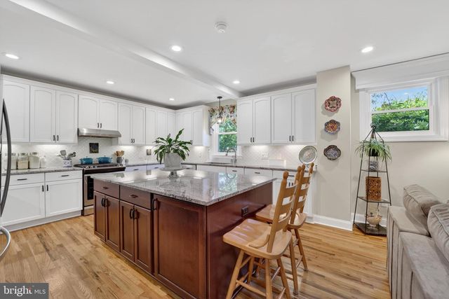 805 N QUAKER LN, Alexandria, VA 22302