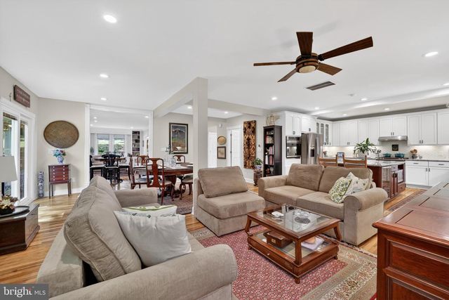 805 N QUAKER LN, Alexandria, VA 22302