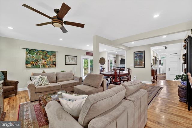 805 N QUAKER LN, Alexandria, VA 22302