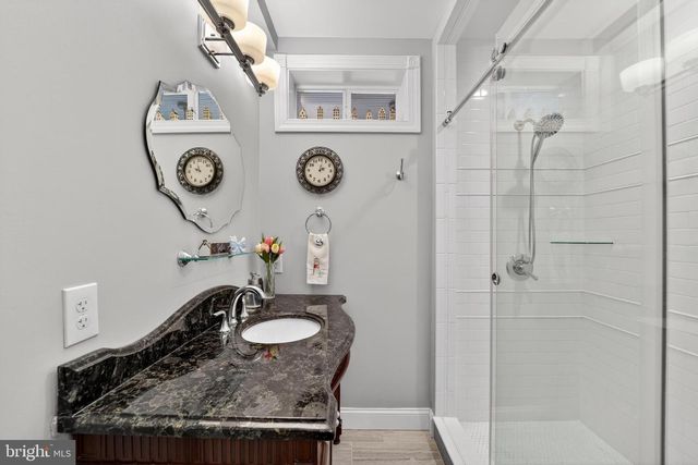 805 N QUAKER LN, Alexandria, VA 22302