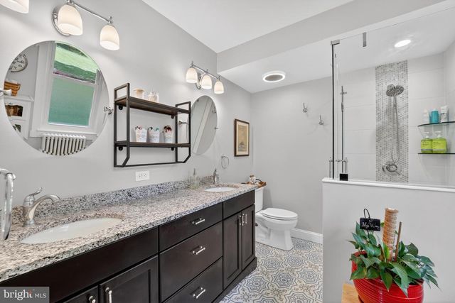 805 N QUAKER LN, Alexandria, VA 22302