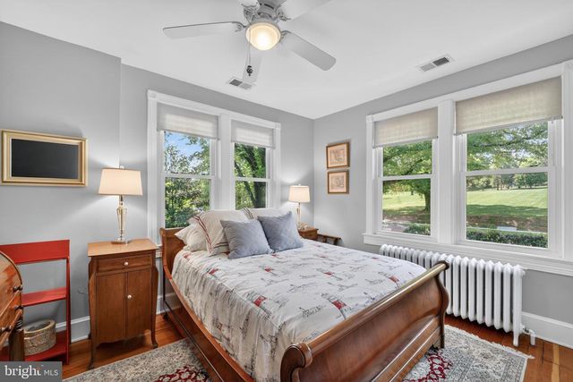 805 N QUAKER LN, Alexandria, VA 22302