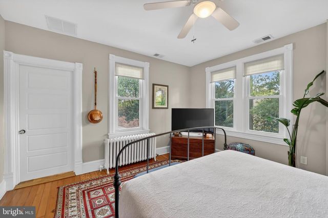 805 N QUAKER LN, Alexandria, VA 22302