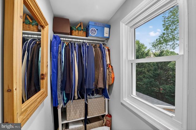 805 N QUAKER LN, Alexandria, VA 22302