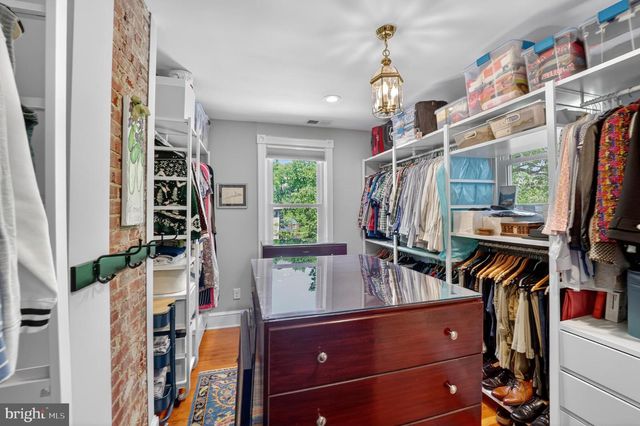 805 N QUAKER LN, Alexandria, VA 22302