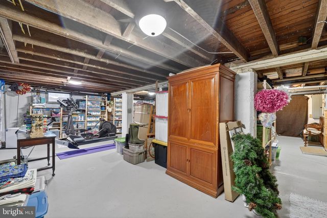 805 N QUAKER LN, Alexandria, VA 22302