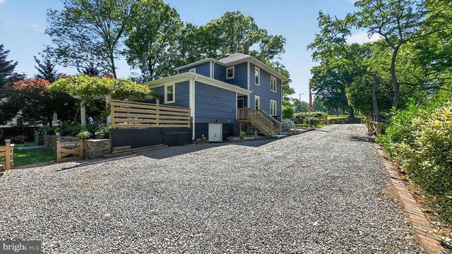 805 N QUAKER LN, Alexandria, VA 22302