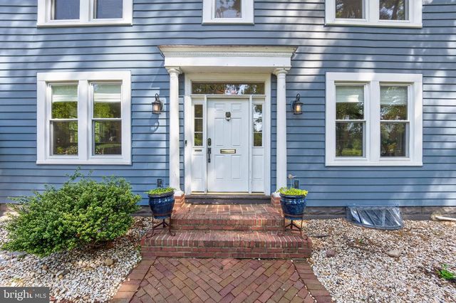 805 N QUAKER LN, Alexandria, VA 22302