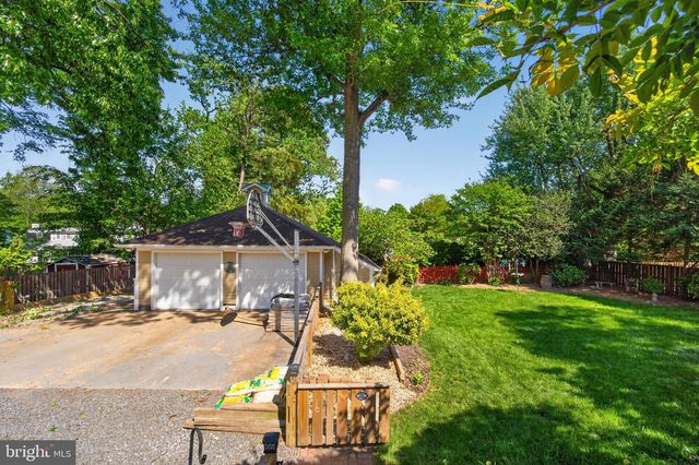 805 N QUAKER LN, Alexandria, VA 22302