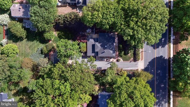 805 N QUAKER LN, Alexandria, VA 22302