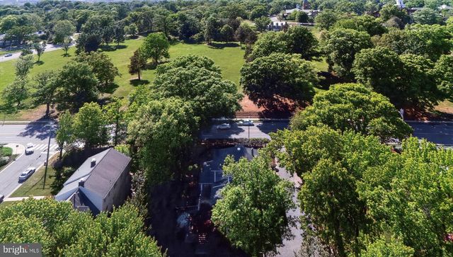 805 N QUAKER LN, Alexandria, VA 22302
