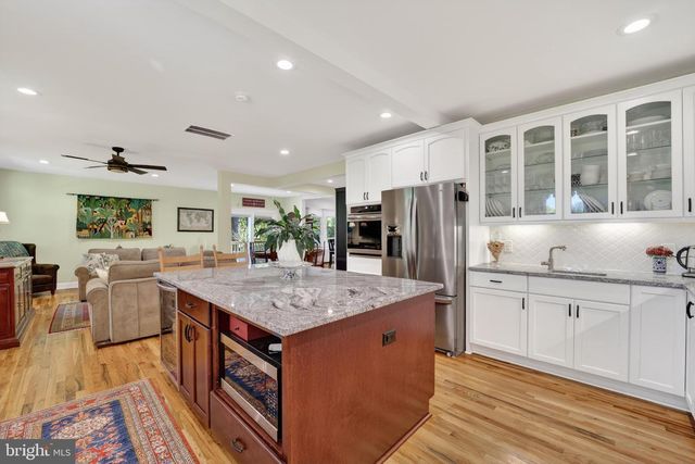 805 N QUAKER LN, Alexandria, VA 22302