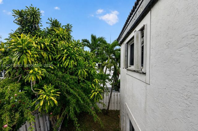 253 NE 211th Ter, Miami, FL 33179
