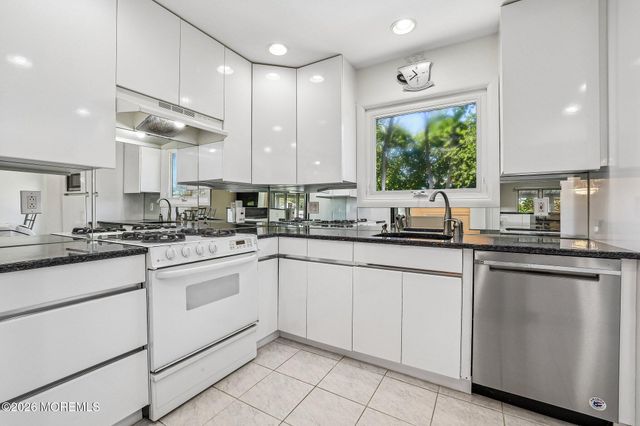 40 Stratford Drive, Manalapan, NJ 07726