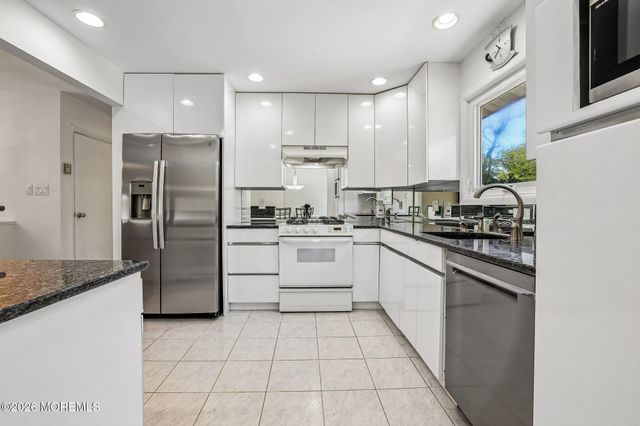 40 Stratford Drive, Manalapan, NJ 07726
