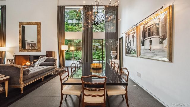 7 Folie Court, Manhasset, NY 11030