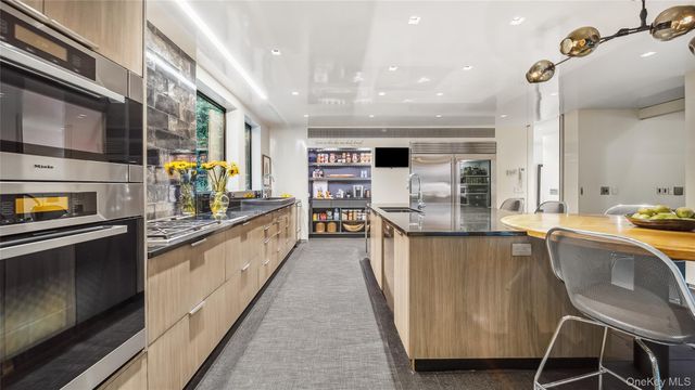 7 Folie Court, Manhasset, NY 11030