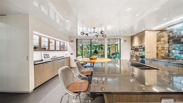 7 Folie Court, Manhasset, NY 11030