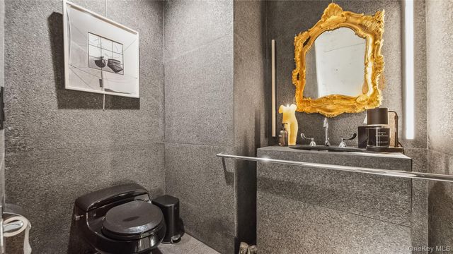 7 Folie Court, Manhasset, NY 11030