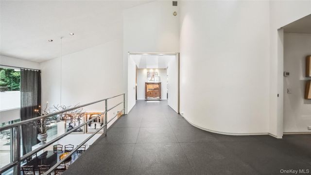 7 Folie Court, Manhasset, NY 11030