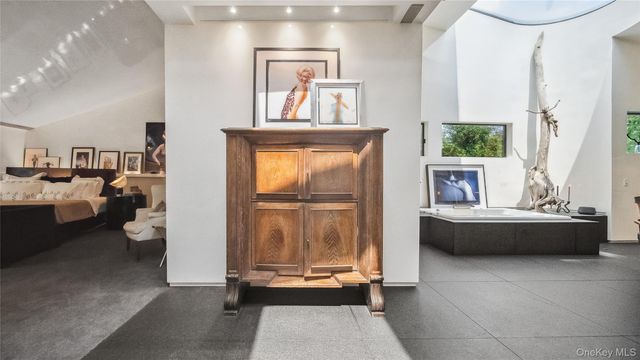 7 Folie Court, Manhasset, NY 11030