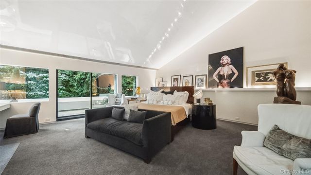 7 Folie Court, Manhasset, NY 11030