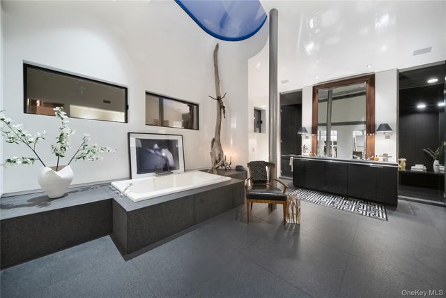 7 Folie Court, Manhasset, NY 11030