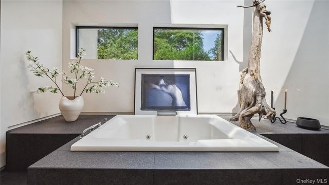 7 Folie Court, Manhasset, NY 11030