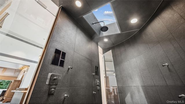 7 Folie Court, Manhasset, NY 11030