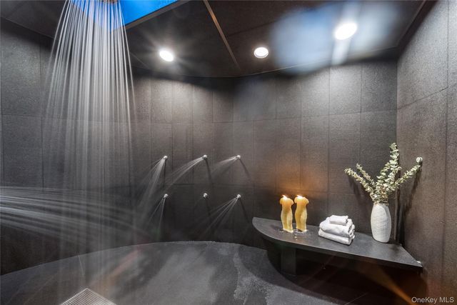 7 Folie Court, Manhasset, NY 11030