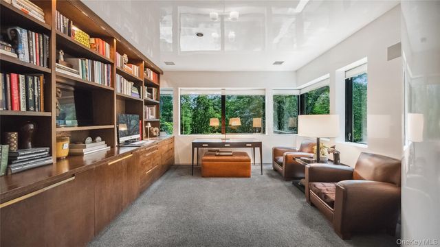 7 Folie Court, Manhasset, NY 11030