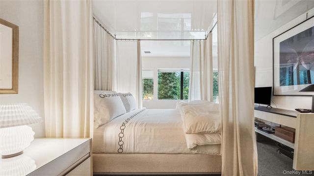 7 Folie Court, Manhasset, NY 11030