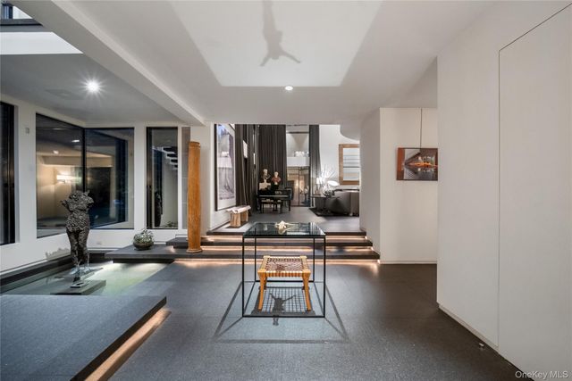 7 Folie Court, Manhasset, NY 11030