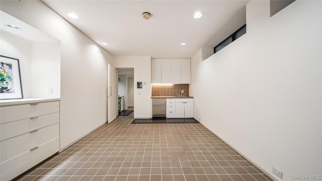 7 Folie Court, Manhasset, NY 11030