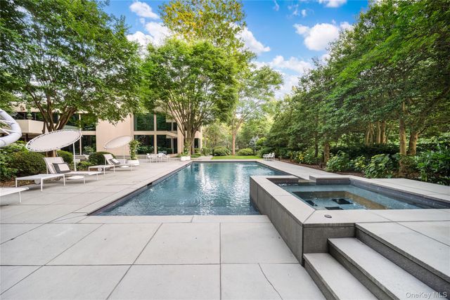 7 Folie Court, Manhasset, NY 11030