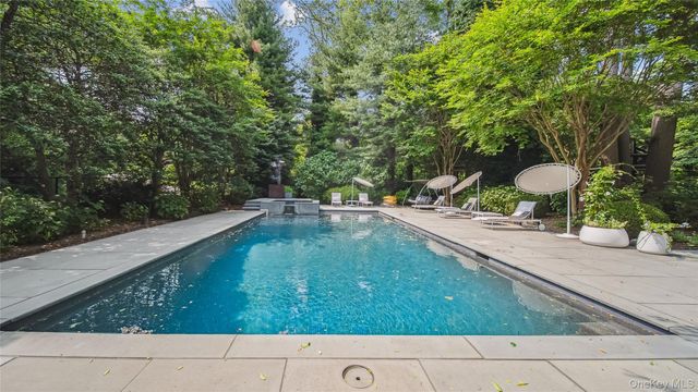 7 Folie Court, Manhasset, NY 11030