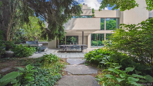 7 Folie Court, Manhasset, NY 11030
