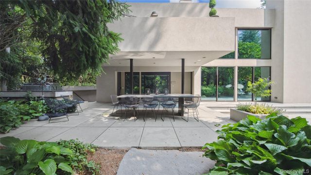 7 Folie Court, Manhasset, NY 11030