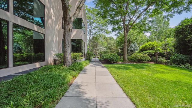 7 Folie Court, Manhasset, NY 11030