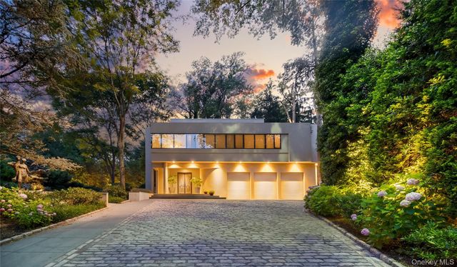 7 Folie Court, Manhasset, NY 11030