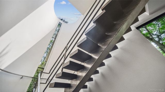 7 Folie Court, Manhasset, NY 11030