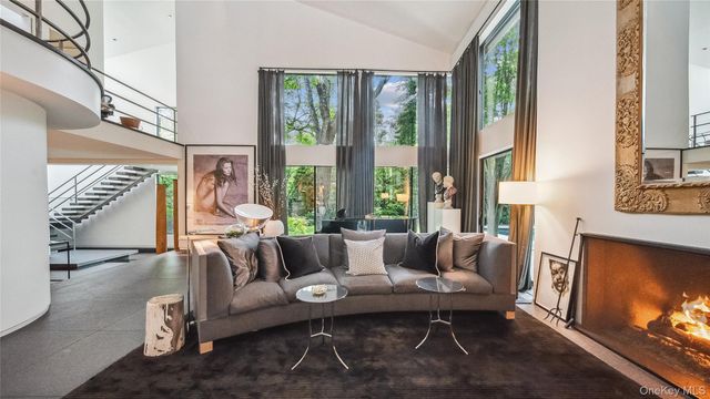 7 Folie Court, Manhasset, NY 11030