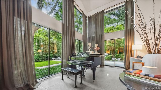 7 Folie Court, Manhasset, NY 11030