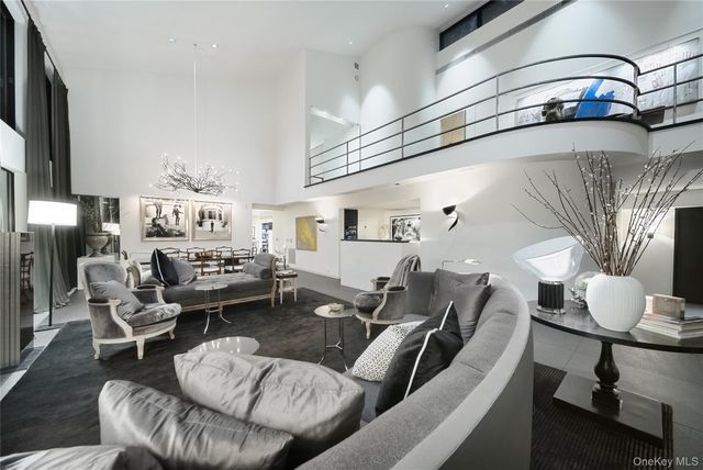 7 Folie Court, Manhasset, NY 11030